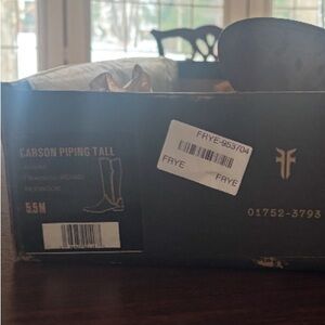 FRYE Carson Piping Tall-Redwood 5.5M